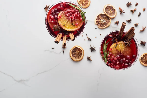 Ovanifrån Jul Cocktails Med Apelsin Granatäpple Kanel — Stockfoto
