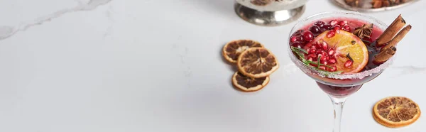 Panoramiczny Strzał Świątecznych Koktajli Pomarańczą Granatem Cynamonem — Zdjęcie stockowe