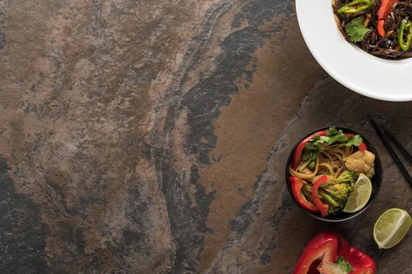 石の表面に箸があるおいしいスパイシーなタイ麺のトップビュー — ストック写真