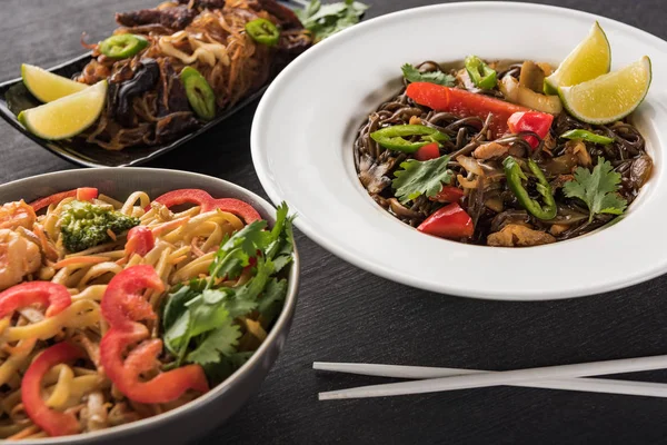 Deliciosos Fideos Tailandeses Picantes Cerca Palillos Superficie Gris Madera —  Fotos de Stock