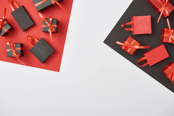コピースペース付きの赤 黒の背景に装飾ギフトボックスやショッピングバッグのトップビュー — ストック写真
