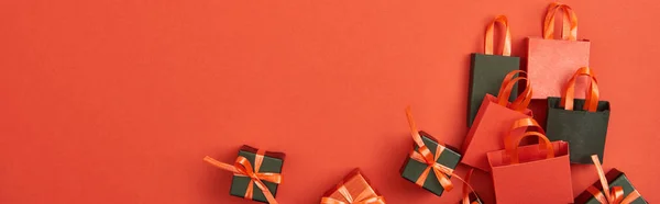 Ansicht Von Geschenkboxen Und Einkaufstaschen Auf Rotem Hintergrund Mit Kopierraum — Stockfoto