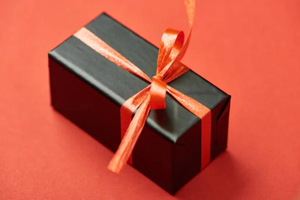 Boîte Cadeau Noire Avec Arc Ruban Sur Fond Rouge — Photo
