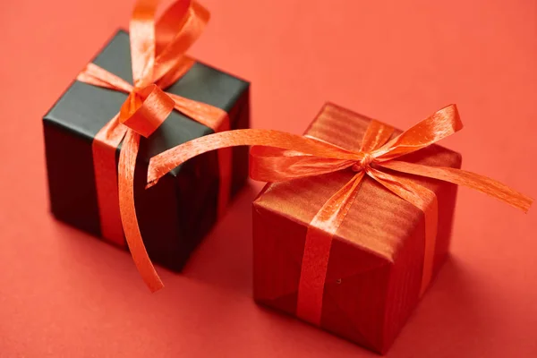 Geschenkboxen Mit Bändern Und Schleifen Auf Rotem Hintergrund — Stockfoto