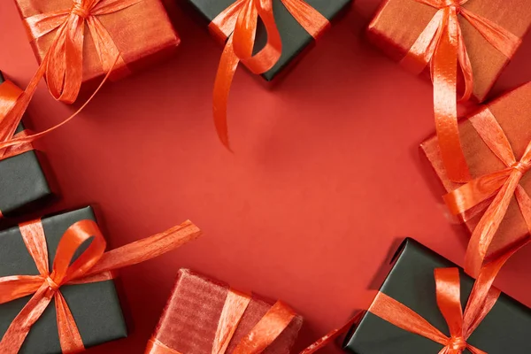 Ansicht Von Geschenkboxen Mit Schleifen Und Bändern Auf Rotem Hintergrund — Stockfoto