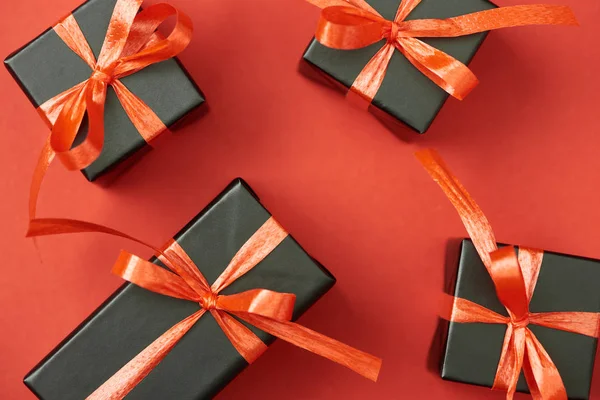 Top View Black Gift Boxes Bows Ribbons Red Background — Stock Photo, Image