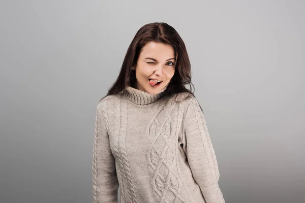 Mujer Alegre Sobresaliendo Lengua Aislada Gris — Foto de Stock