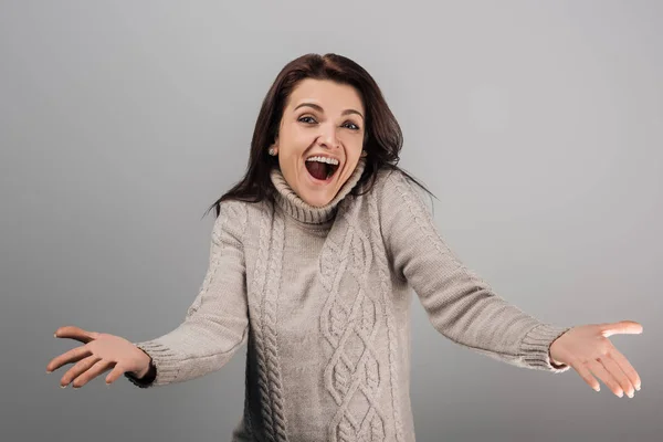 Opgewonden Vrouw Met Uitgestrekte Handen Kijken Naar Camera Geïsoleerd Grijs — Stockfoto