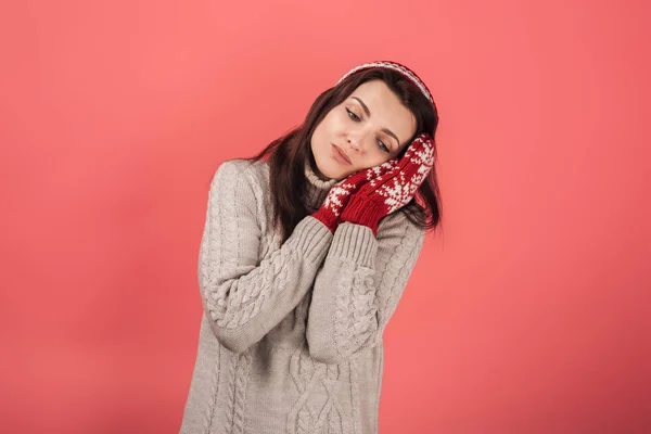 Traurige Frau Roten Handschuhen Steht Auf Rosa — Stockfoto