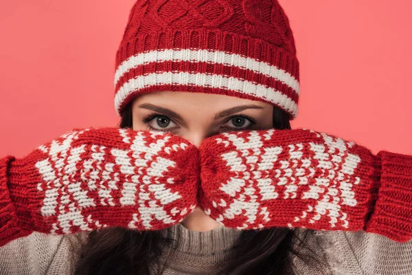 Женщина Вязаной Шляпе Покрывает Лицо Теплыми Красными Перчатками Розовый — стоковое фото