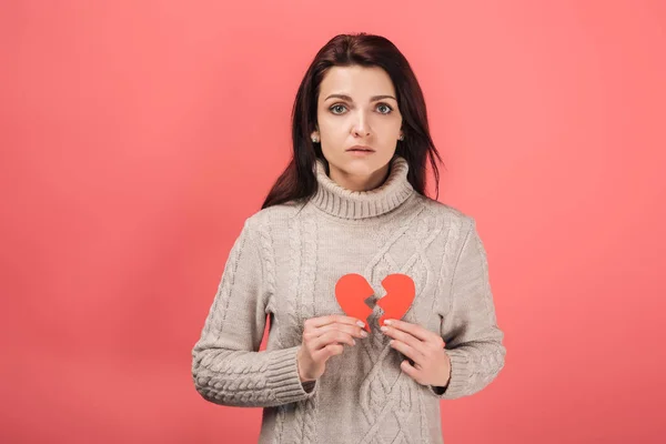 Mulher Triste Suéter Segurando Papel Cortado Com Coração Partido Rosa — Fotografia de Stock