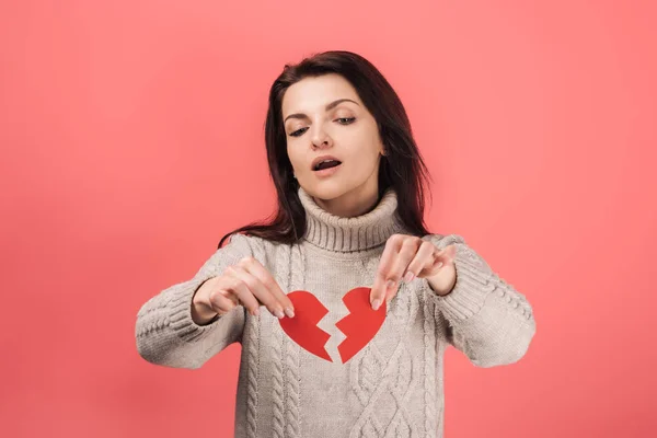 Mujer Suéter Sosteniendo Papel Cortado Con Corazón Roto Rosa — Foto de Stock