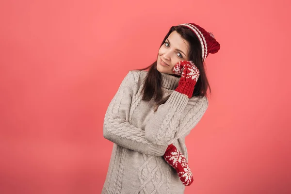 Cheerful woman in red knitted hat and gloves looking at camera on pink — Stock Image Cheerful Woman Red Knitted Hat Gloves Looking Camera Pink Stock Photo