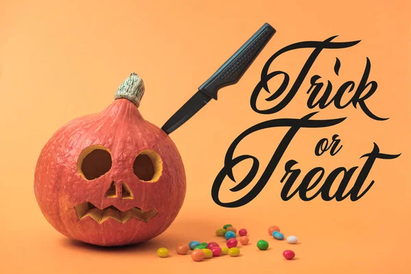 Abóbora Assustadora Halloween Com Faca Doces Fundo Laranja Com Truque — Fotografia de Stock