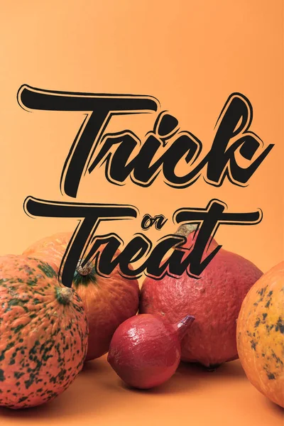Rijpe Halloween Pompoen Oranje Achtergrond Met Truc Traktatie Illustratie — Stockfoto