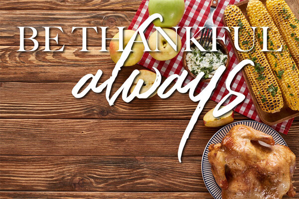 вид сверху на жареную индейку и яблоки, подаваемые на салфетке за деревянным столом с быть благодарным всегда иллюстрация
