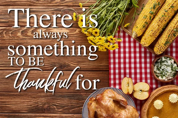 Kabak turtası, kavrulmuş hindi ve mısırın ahşap masada sunulduğu manzarada her zaman resimlere şükran duyulacak bir şey vardır.