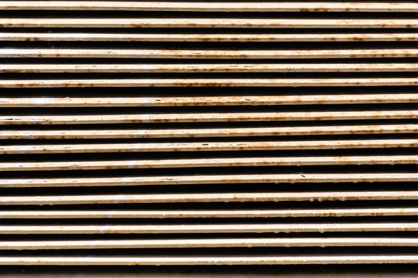 Planches horizontales en bois marron sur fond noir — Photo de stock