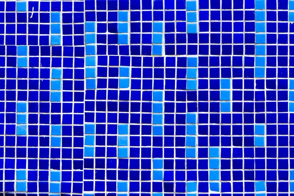 Vista de cerca de fondo de azulejos decorativos azul oscuro y claro - foto de stock