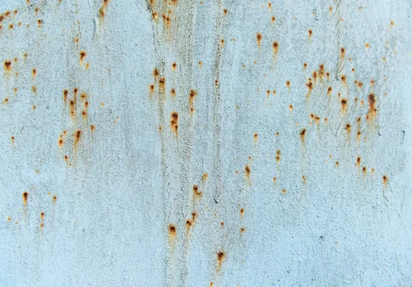 Vue rapprochée du vieux mur bleu clair avec fond rouille — Photo de stock