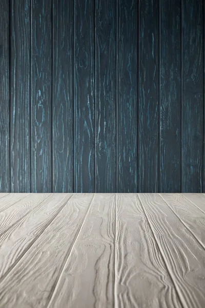 Mesa de madera blanca y pared de madera azul oscuro - foto de stock