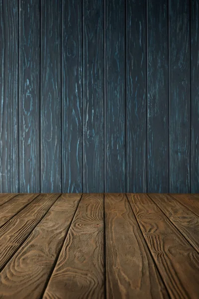 Mesa de madeira marrom e parede de madeira azul escuro — Fotografia de Stock