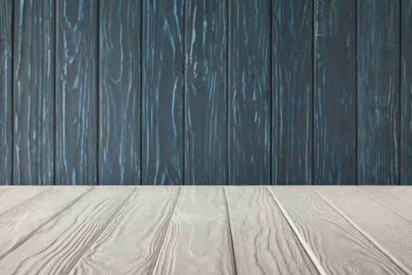 Mesa de rayas blancas y pared de madera azul oscuro - foto de stock