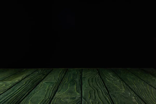 Зеленая полосатая деревянная столешница на черном — стоковое фото