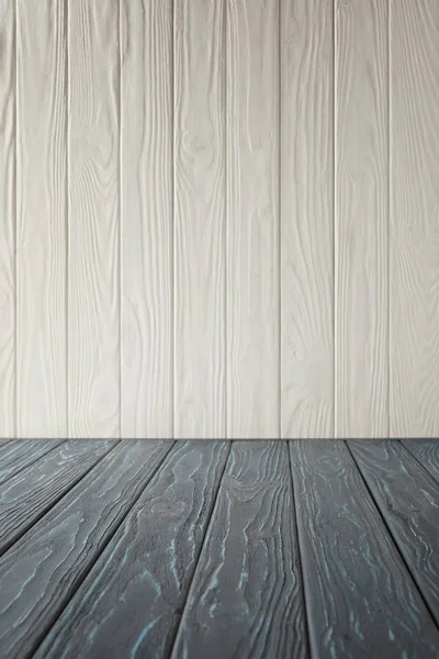 Grau gestreifte Tischplatte und weiße Holzwand — Stockfoto
