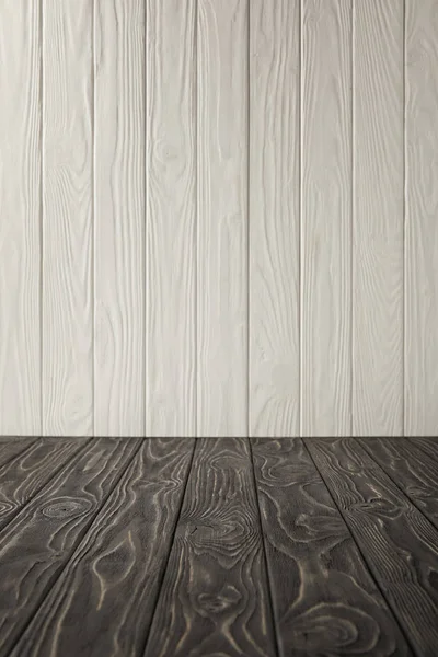 Mesa de madera gris oscuro y pared de madera blanca - foto de stock