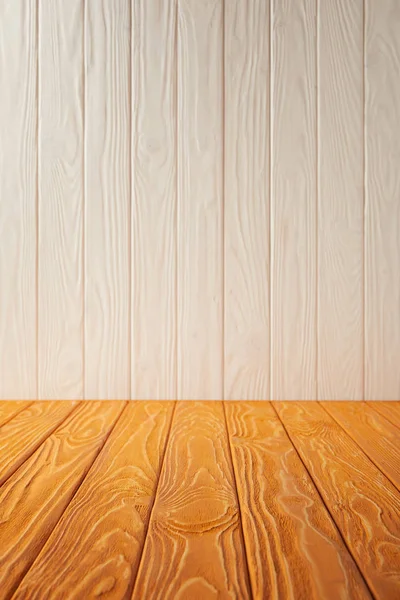 Mesa a rayas naranja y pared de madera blanca - foto de stock