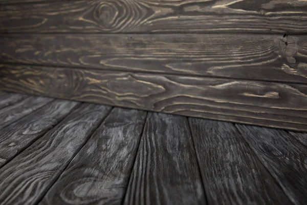 Plancher en bois gris foncé et mur en bois brun foncé — Photo de stock