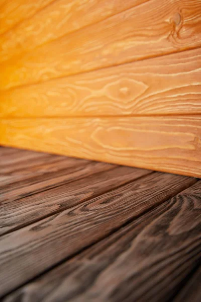 Plancher en bois brun et mur en bois orange — Photo de stock