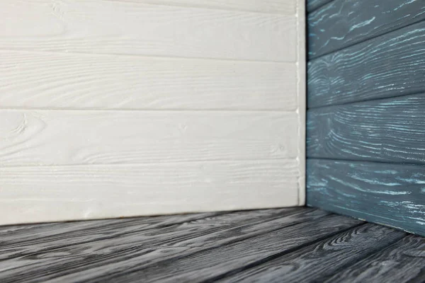 Piso de madera gris y diferentes paredes de madera - foto de stock