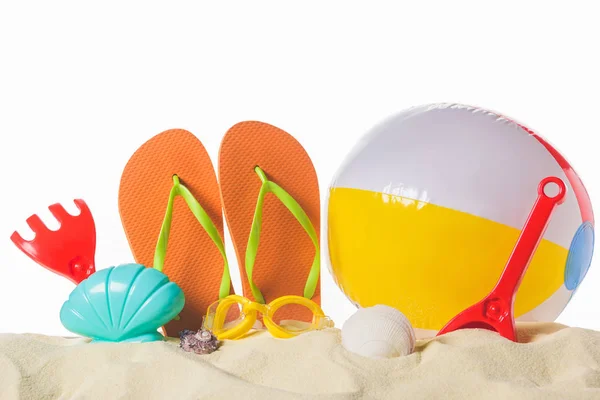 Пляжний м'яч і фліп-флоп в піску ізольовані на білому — стокове фото