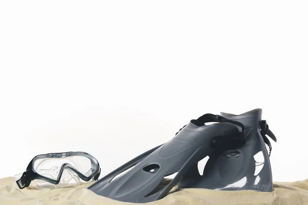 Mascarilla y aletas en arena aislada sobre blanco - foto de stock