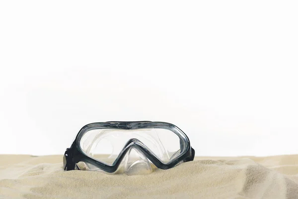 Masque de plongée dans le sable isolé sur blanc — Photo de stock