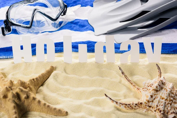 Seestern mit Muschel und Wort Urlaub am Sandstrand — Stockfoto