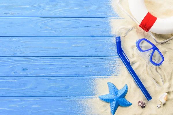 Brinquedos de praia e máscara de mergulho em fundo de madeira azul — Fotografia de Stock