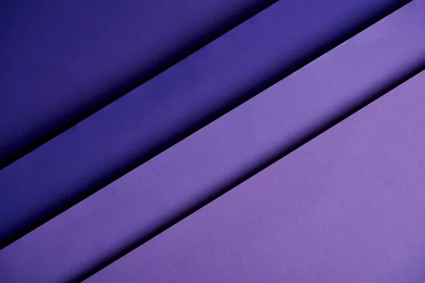 Patrón de hojas de papel superpuestas en tonos púrpura - foto de stock