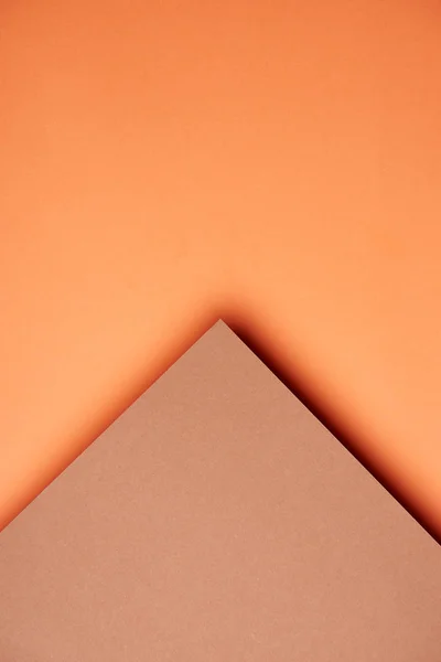 Fondo abstracto con hojas de papel en esquina naranja y marrón - foto de stock