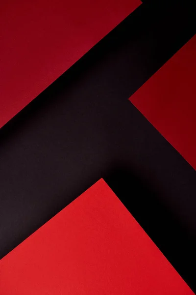 Fundo abstrato com folhas de papel vermelho em preto — Fotografia de Stock