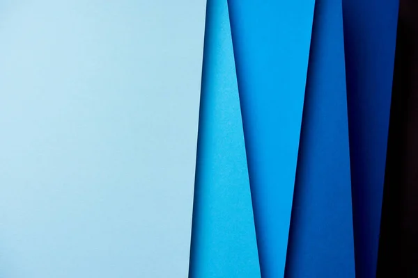 Fondo abstracto con hojas de papel en tonos azules - foto de stock