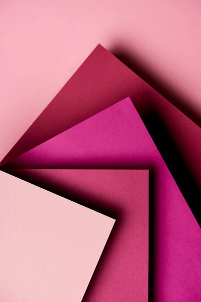 Fond abstrait avec feuilles de papier dans des tons magenta — Photo de stock