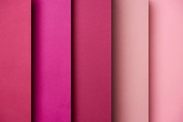 Patrón de hojas de papel superpuestas en tonos rosados y magenta - foto de stock