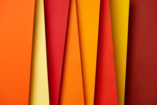 Feuilles de papier dans des couleurs chaudes fond — Photo de stock
