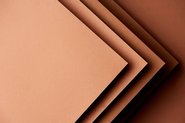 Hojas de papel en color marrón fondo - foto de stock