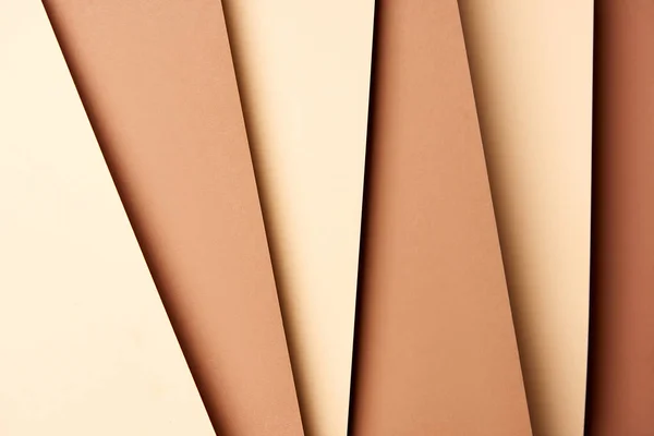 Patrón de hojas de papel superpuestas en tonos beige y marrón - foto de stock