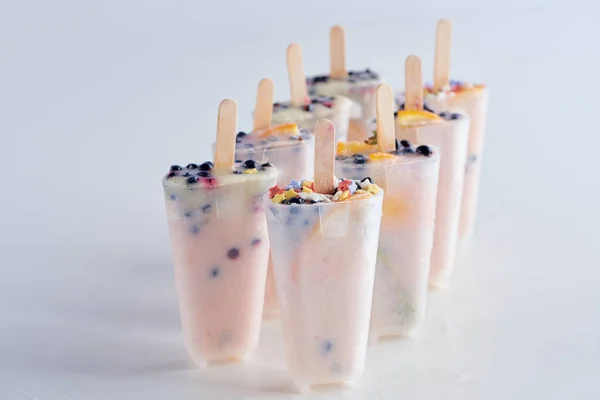 Helado casero congelado fresco con frutas y bayas orgánicas en gris - foto de stock