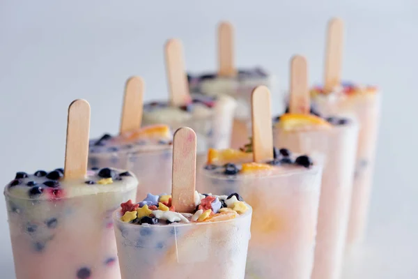 Крупним планом свіже заморожене домашнє морозиво з органічними фруктами та ягодами на сірому — стокове фото